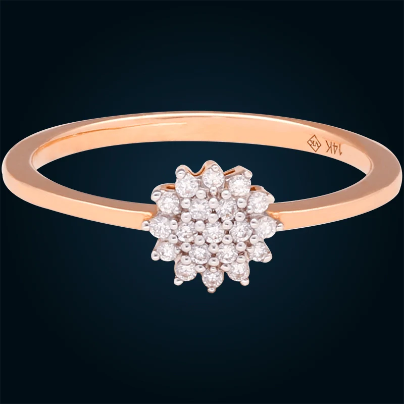 Anillo de oro rosa y diamantes en forma de flor