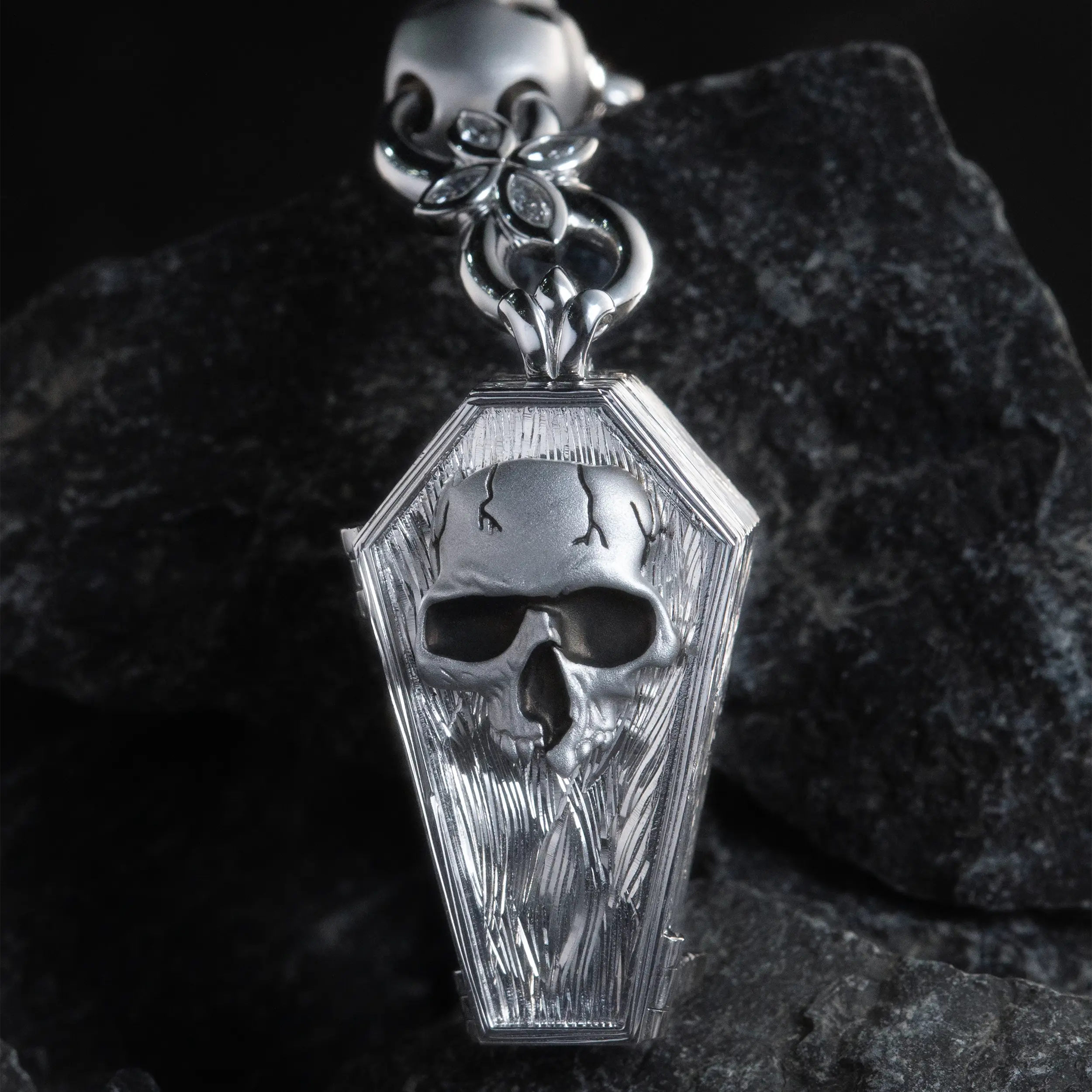 Cadena Resurrection Skull de Oro Blanco con Diamantes y Tsavoritas 7.27mm