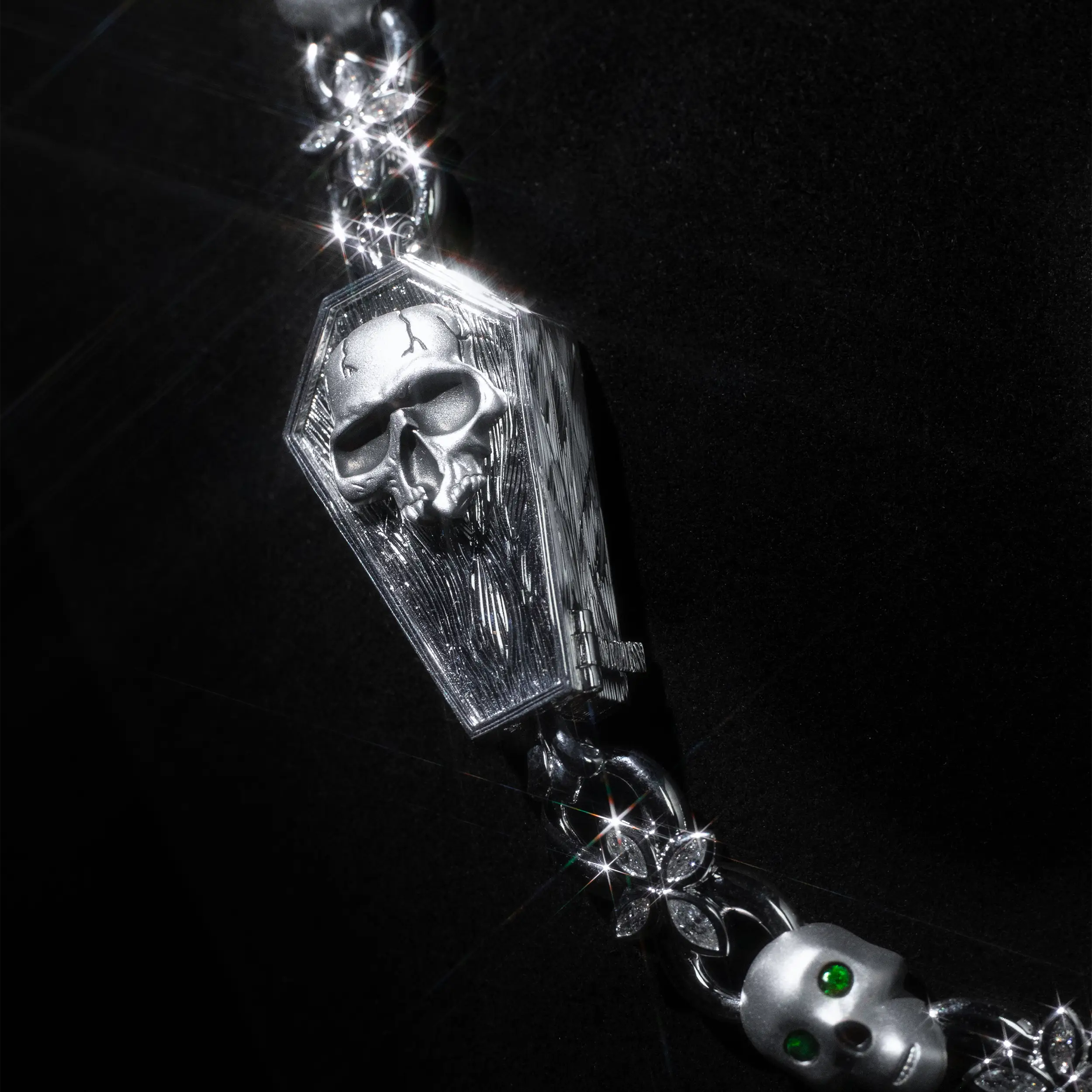Cadena Resurrection Skull de Oro Blanco con Diamantes y Tsavoritas 7.27mm